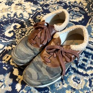 Dimmi camo, vegan leather, Sherpa-like fabric